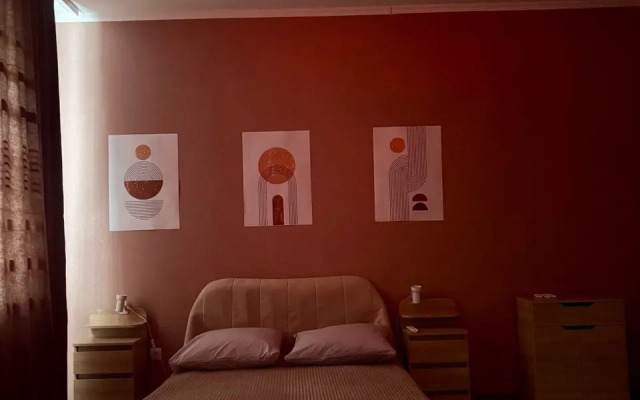 Uyutnaya I Bolshaya Kvartira-Studiya Flat