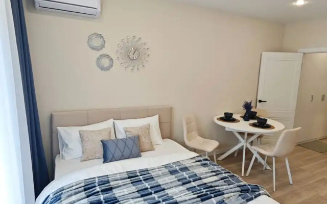 Studiya v Zhk Letniy s vidom na les Apartments