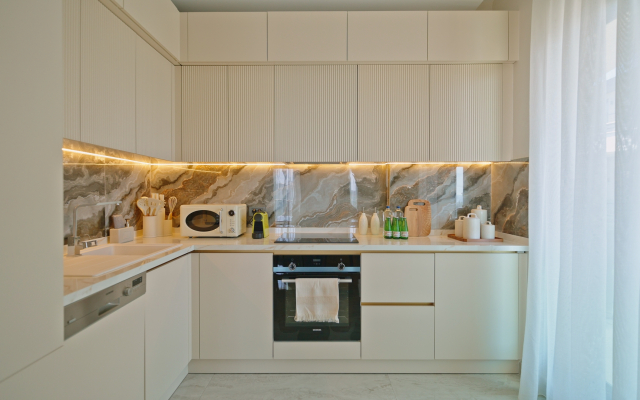 Qoople Legend A40 v 100 Metrakh ot Morya Apartments
