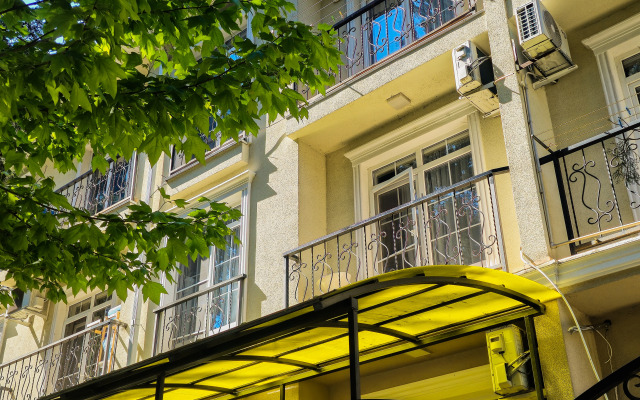 Studiya na tikhoy ulitse s krasivym fontanom vo dvore Flat