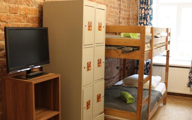 Old Flat Na Sovetskoy Hostel