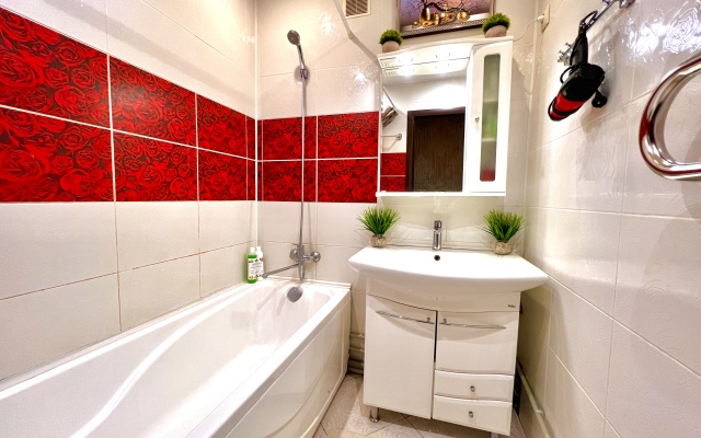 Апартаменты двухкомнатные на Карбышева 61Б (рядом с ТЦ Космопорт)