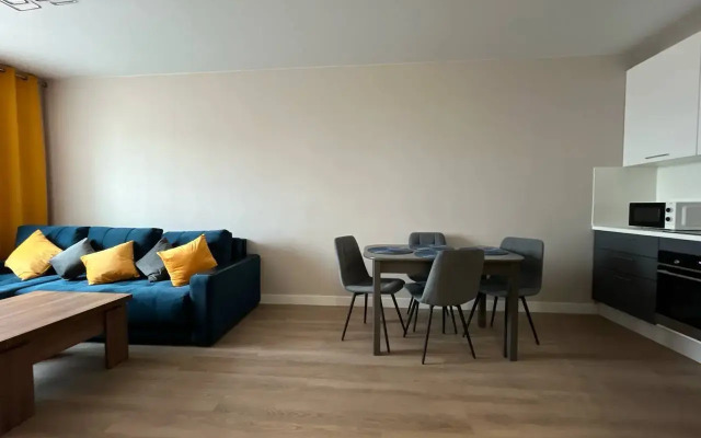 Trekhkomnatnaya na Shesterykh s Konditsionerom Flat