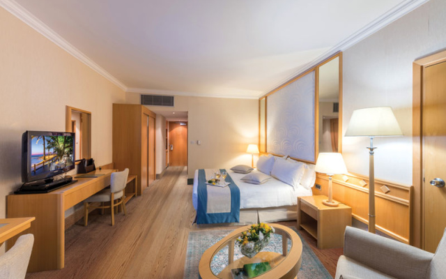 Junior Suite with balcony and with land view