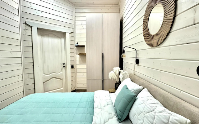 Частный дом с чаном в лесу