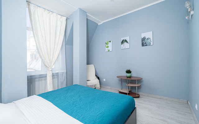 U Metro Sadovaya Flat