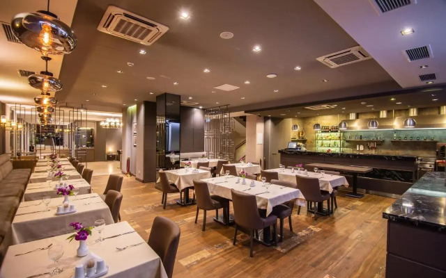 City Avenue Hotel
