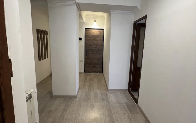 Квартира A two-bedroom apartment with a living room and a balcony in the city center.