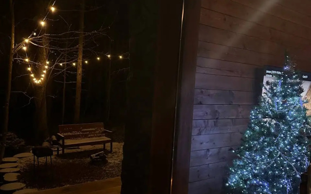 Шале с камином и джакузи в лесу