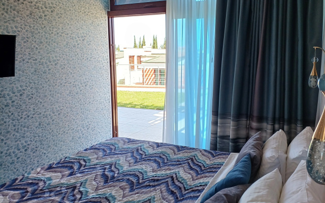 Апартаменты Афалина с зоной патио и отдельной спальной комнатой