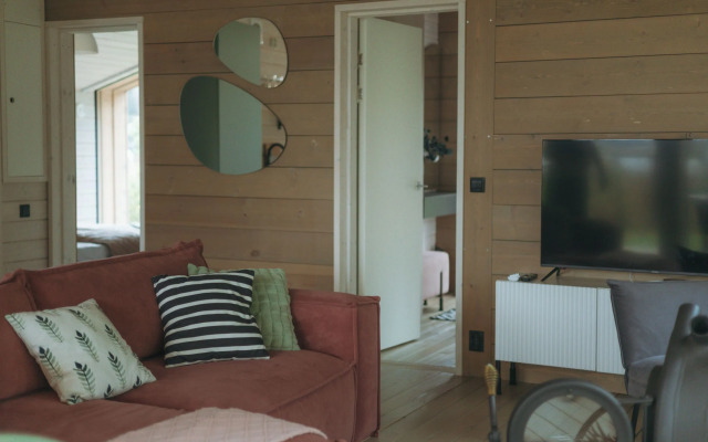 Частный дом с баней бочкой у воды и леса