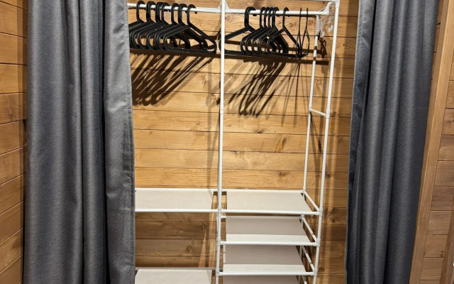 Частный дом Зима у леса на берегу озера Кипень