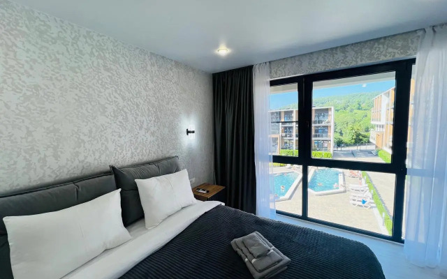 Tryokhkomnatnaya kvartira s vidom na basseyn Apartments