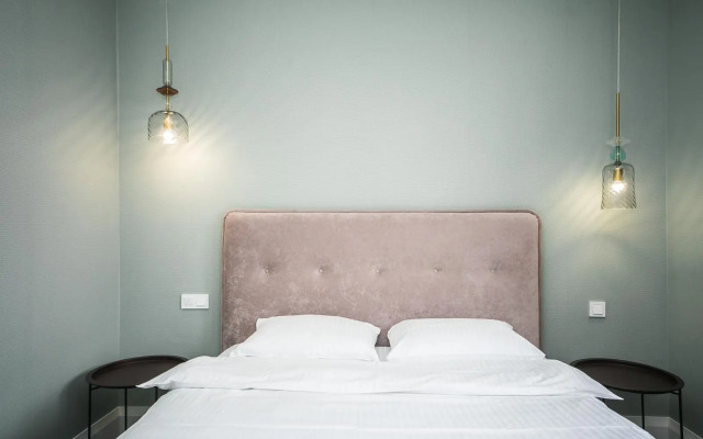 V tsentre u metro Kavalskaya Sloboda Flat