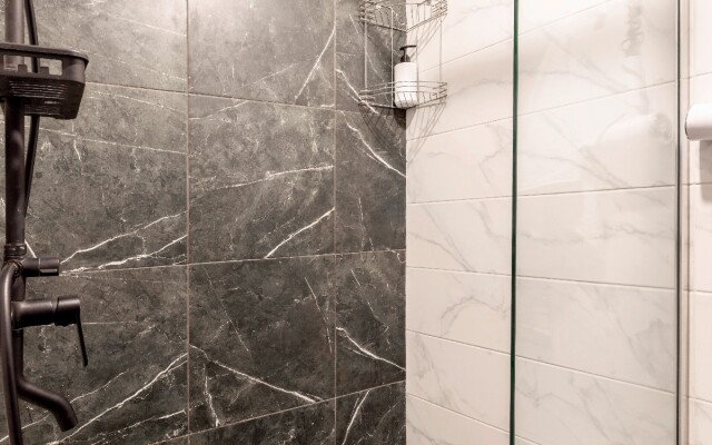 Uluchshennye Na Grecheskom prospekte 5 Apartament