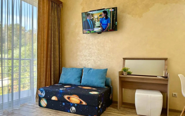Sapfir S Basseynom I Vidom Na Les Flat