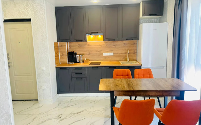 Dvukhurovnevaya tryokhkomnatnaya kvartira s basseynom na territorii Apartments