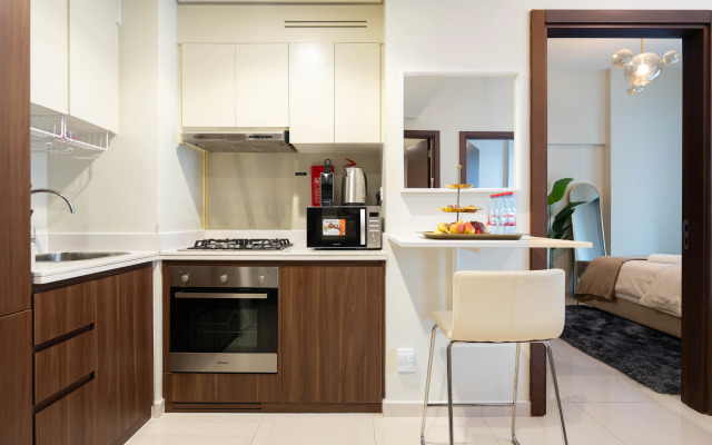 Keyrock Chic 2BR Escape Pool & Lake View Apartments