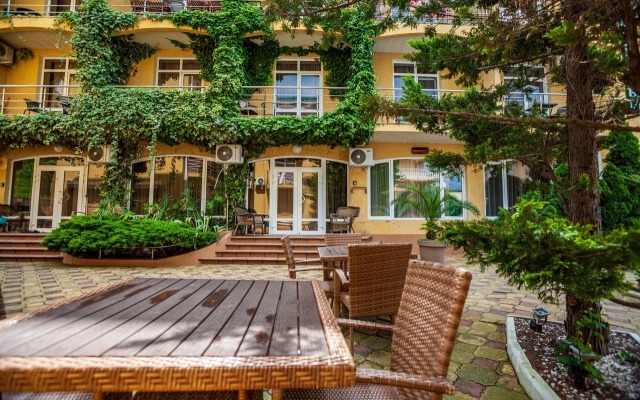 U Morya S Basseinom V ZhK Solnechnyij Apr42 Apartments