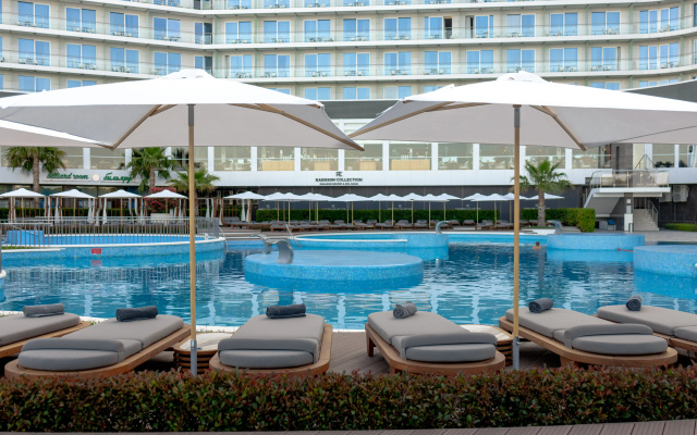Radisson Collection Paradiz SPA, Soci