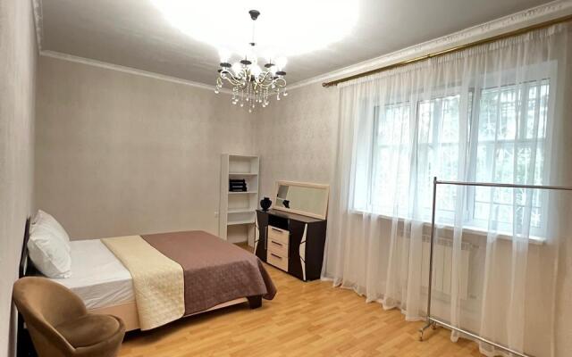Trekhkomnatniye s Terrasoy i Balkonom Apartments