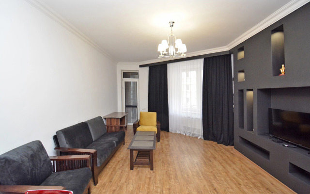 Trekhkomnatnaya Prostornaya na Severnom Prospekte, Hh556 Flat