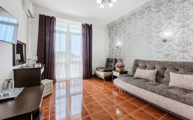 Kronos Hotel