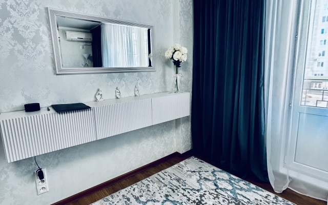 Квартира Уютная просторная однушка (55кв.) с АЛИСОЙ