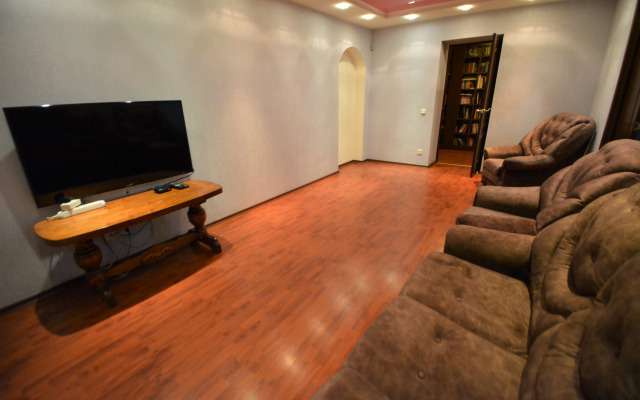 Квартира трёхкомнатная с двумя уборными лифтом и балконом