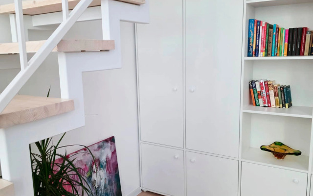 Novye S Vysokimi Oknami Na Peshekhodnoy Ulitse Apartments