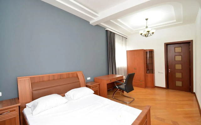 3-Komn. V Novostroyke, Ulitsa Arama, Di6413 Flat