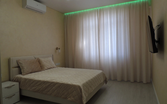 Umnaya S Alisoy Na Tsvetnike Flat