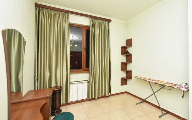 U Ploschadi Respubliki Flat