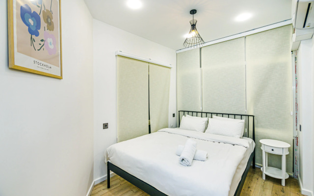 Imparator in Nizami Street Apartment
