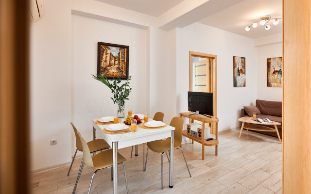 In the center of the Riviera Park Apartments