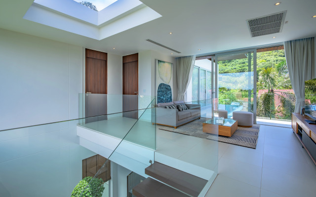 Luxury Infinity Pool Villa in Nai Harn Villa