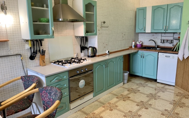 Chetyrekhkomnatnaya Vozle Primorskogo Parka Flat