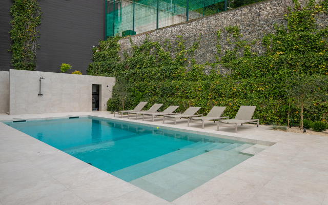 Taunkhaus v Sochi  sobstvennym Basseynom Apartments