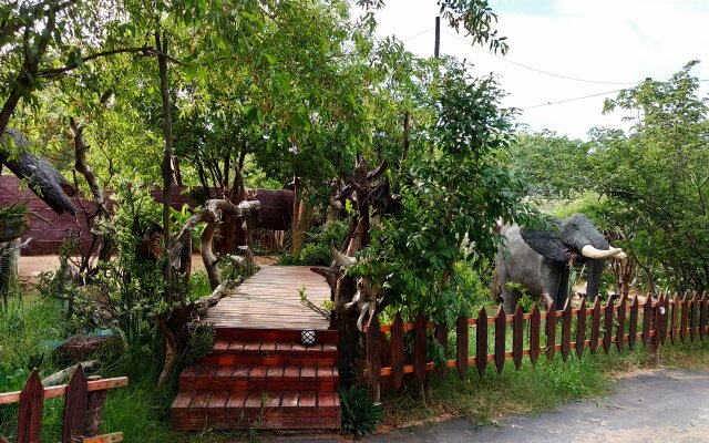 Хостел Elephant Trail Guesthouse and Backpackers