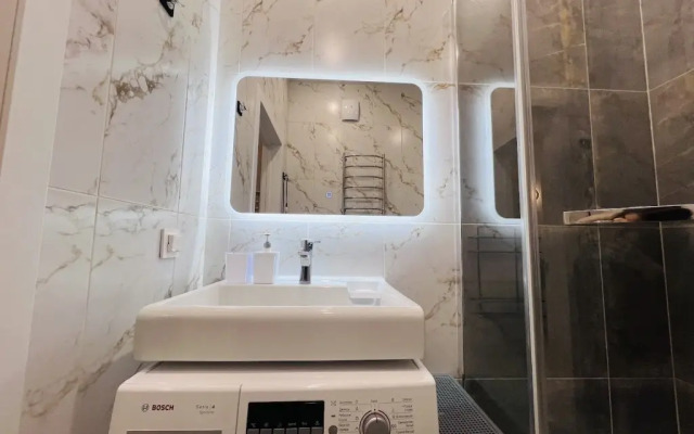Svetlaya s dizajnerskim remontom okolo metro Apartment