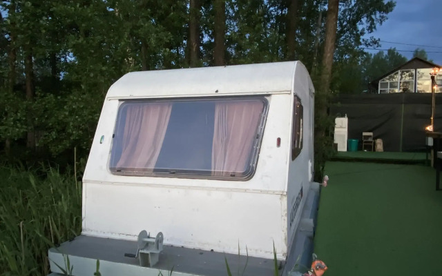 Бунгало Хаусбот на Озере Таир