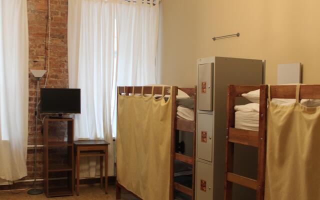 Old Flat Na Sovetskoy Hostel