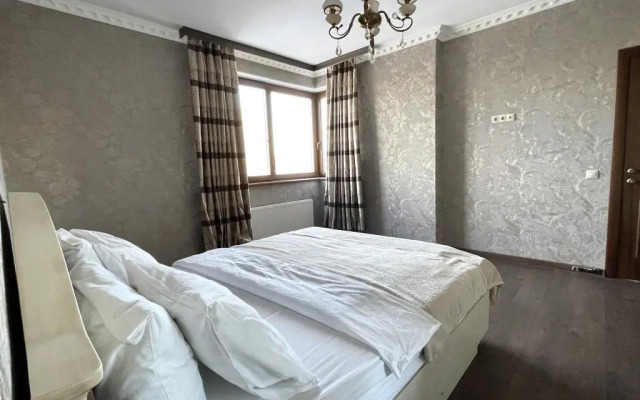 Prostornaya Yevro-Tryoshka U Metro (1) Apartment