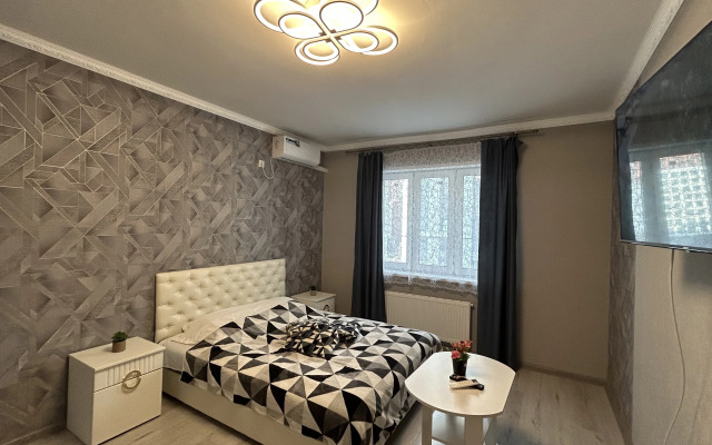 Uyutnaya kvartira v novom dome Flat