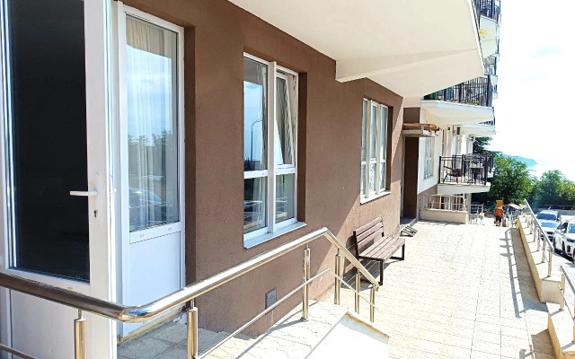 Prostornaya S Otdelnym Vkhodom Flat