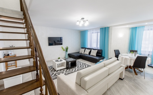 Dvukhurovnevye 4-Komnatnye s Panoramnym Vidom v Tsentre Apartments