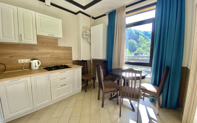 S Balkonom I Vidom Na Gory Apartment