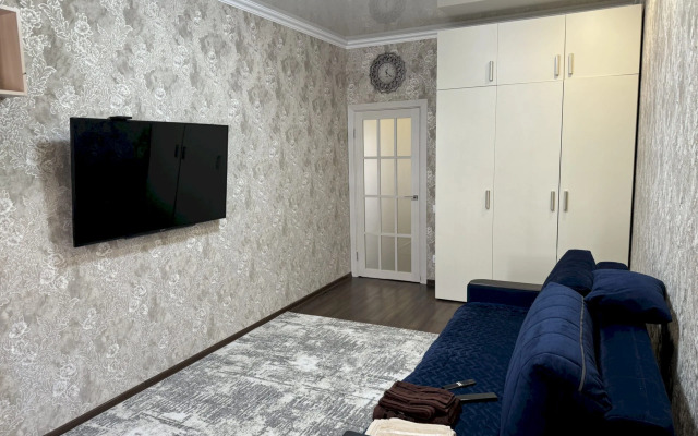 145 S Balkonom I Vitrazhnym Ostekleniem Flat