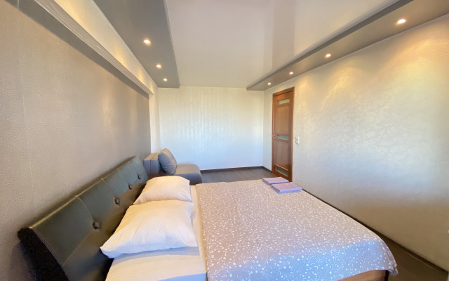 Квартира Жёлтый Нарцисс на Челюскинцев 17