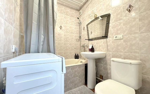 Dvukhkomnatnaya S Balkonom i Konditsionerom V Tsentre Na Vesenney Flat